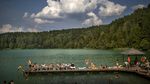 Asyiknya Warga Lituania Nyebur ke Danau Saat Cuaca Panas