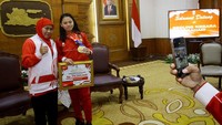 Khofifah berfoto dengan atlet paragames Khalimatus Sadiyah di sela acara penyerahan penghargaan dan bonus di Gedung Negara Grahadi, Surabaya. Khofifah memberikan penghargaan berupa lencana Jer Basuki Mawa Beya dan bonus kepada 14 orang yang terdiri dari 13 atlet dan seorang pelatih sebagai bentuk apresiasi atas prestasi mereka dalam kejauaran ASEAN Paragames XII di Kamboja.   