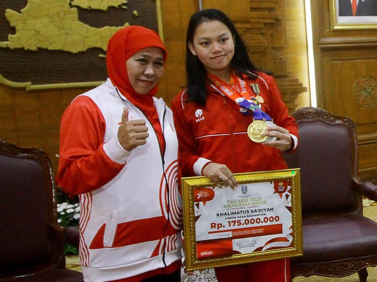 Momen Atlet ASEAN Paragames Jawa Timur Terima Penghargaan