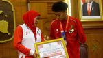 Momen Atlet ASEAN Paragames Jawa Timur Terima Penghargaan