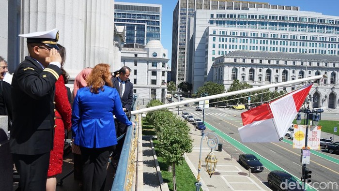 Bendera merah putih dikibarkan di Balai Kota San Francisco