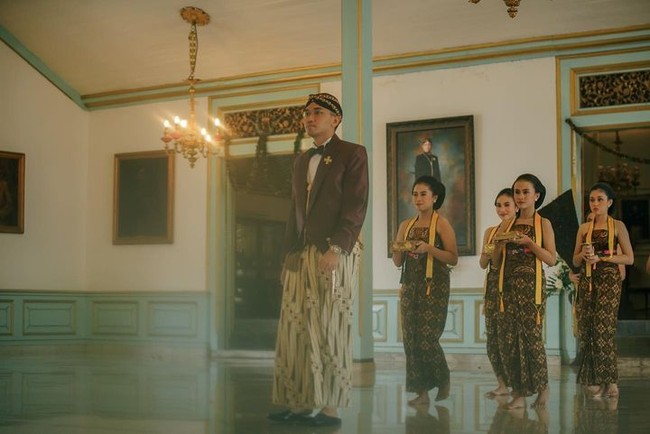 vNaiknya Bhre Sudjiwo sebagai penguasa Kadipaten Mangkunegaran sempat jadi isu karena pria 26 tahun tersebut awalnya beragama Kristen Katolik. Sedangkan syarat menjadi raja Mataram harus beragama Islam. Foto: Instagram