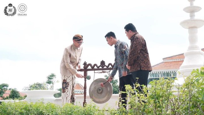 Di Instagram, pria 26 tahun tersebut banyak membagi potret kesehariannya yang melibatkan upacara-upacara tradisional, termasuk perayaan malam 1 suro. Foto: Instagram