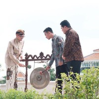 Di Instagram, pria 26 tahun tersebut banyak membagi potret kesehariannya yang melibatkan upacara-upacara tradisional, termasuk perayaan malam 1 suro. Foto: Instagram