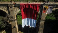 Dari Jembatan Cincin di Jatinangor, Kabupaten Sumedang, Jawa Barat, Bendera Merah Putih berukuran 10 x 20 meter dibentangkan oleh personel Brimob Polda Jabar, Kamis (17/8/2023). ANTARA FOTO/Raisan Al Farisi