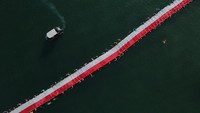 Pembentangan Bendera Merah Putih di Perairan Makassar juga unik banget. Bendera sepanjang 78 meter diarak sejauh 1,8 kilometer dengan cara berenang pada, Sabtu (12/8/2023). ANTARA FOTO/Arnas Padda