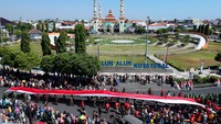 Dari Kota Tegal ada Bendera Merah Putih yang dibentangkan sepanjang 1.000 meter di kawasan Jalan Pancasila, Tegal, Jawa Tengah. ANTARA FOTO/Oky Lukmansyah