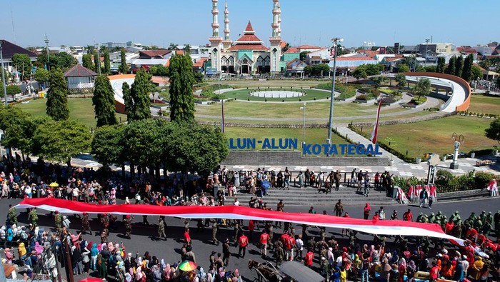 HUT Kemerdekaan RI dirayakan dengan penuh suka cita, salah satunya dilakukan dengan pengibaran Bendera Merah Putih mulai dari terbesar, terpanjang hingga terunik.