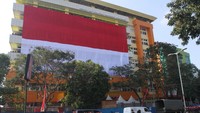 Dari yang terpanjang kini kita beralih yang terbesar. Pembentangan Bendera Merah Putih terbesar ada di Gedung Rehabilitasi dan Manajemen Terpadu, Rumah Sakit Saiful Anwar (RSSA) Malang, Jawa Timur, Jumat (18/8/2023). Bendera tersebut berukuran 30 X 15 meter dengan berat 500 kilogram. Aktivitas ini sekaligus merupakan upaya pemecahan rekor Museum Rekor Indonesia (MURI) dengan melibatkan 200 orang tenaga kesehatan. ANTARA FOTO/Ari Bowo Sucipto
