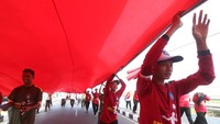 Masih yang terbesar, ada Bendera Merah Putih berukuran 40 x 60 meter di Kota Kediri, Jawa Timur, Rabu (16/8/2023). ANTARA FOTO/Prasetia Fauzani
