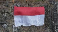 Bendera Merah Putih berukuran 18 x 13 meter juga dibentangkan di Tebing Madalare, Desa Rejasari, Kota Banjar, Jawa Barat, Kamis (17/8/2023). ANTARA FOTO/Adeng Bustomi