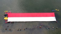 Lalu, ada Bendera Merah Putih berukuran 30 x 6 meter yang dikibarkan di Situ Gunung Putri, Kabupaten Bogor, Jawa Barat, Kamis (17/8/2023). ANTARA FOTO/Yulius Sqtria Wijaya