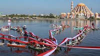 Makassar juga punya yang unik. Pengibaran Bendera Merah Putih di Anjungan Pantai Losari, Sulawesi Selatan, pada, Kamis (17/8/2023) ini menggunakan sebanyak 85 bendera yang membentuk bunga rampai dengan rician 78 bendera sebagai akar, dua bendera sebagai batang dan lima bendera sebagai bunga. ANTARA FOTO/Arnas Padda