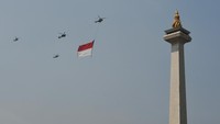 Bendera Merah Putih juga berkibar di langit Ibu Kota yang diterbangkan oleh Helikopter TNI-Polri sambil membentuk formasi pada, Kamis (17/8/2023). ANTARA FOTO/Hafidz Mubarak A