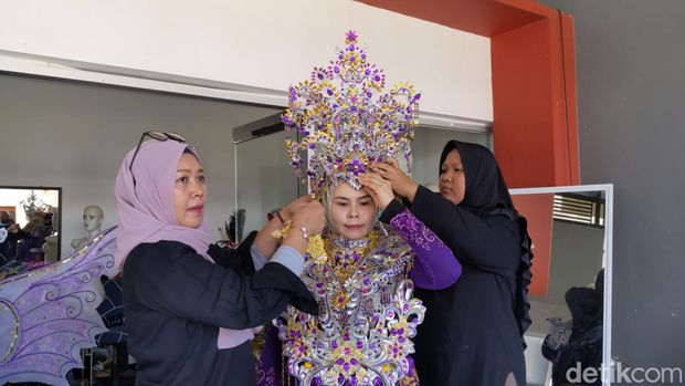 Bisnis persewaan kostum karnaval di Tulungagung raup banyak cuan di momen Agustusan