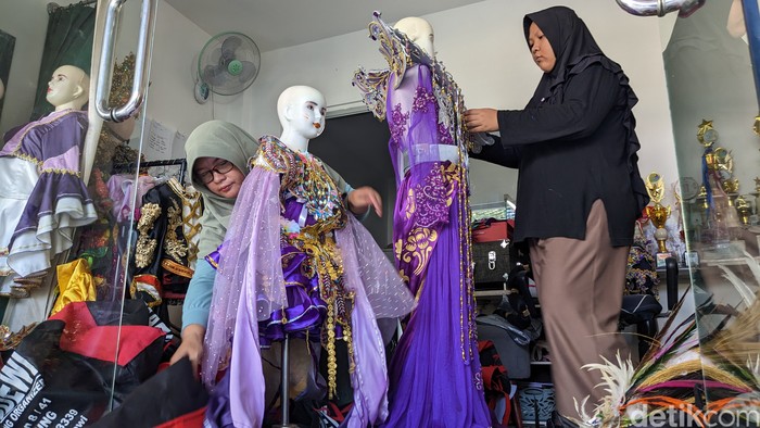 Bisnis persewaan kostum karnaval di Tulungagung raup banyak cuan di momen Agustusan