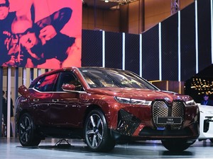 Nyamannya BMW iX dengan Kursi Pijat-Auto Parking, Bisa Coba di GIIAS 2023