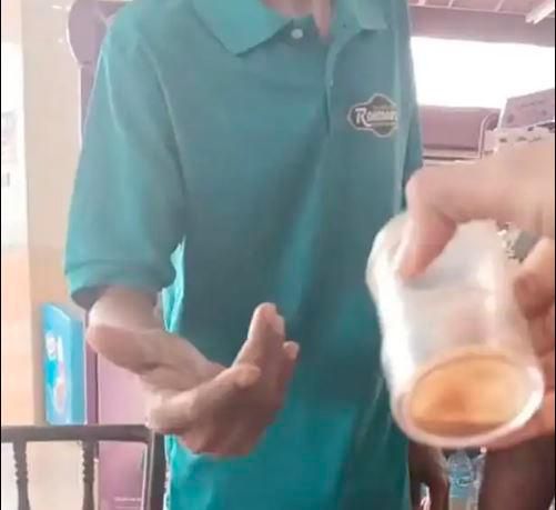 Botol Kecap Asin di Restoran Kotor dan Penuh Jamur, Wanita Ini Protes