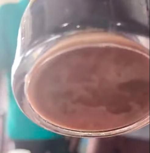 Botol Kecap Asin di Restoran Kotor dan Penuh Jamur, Wanita Ini Protes