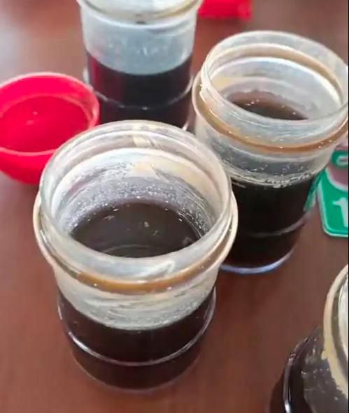 Botol Kecap Asin di Restoran Kotor dan Penuh Jamur, Wanita Ini Protes