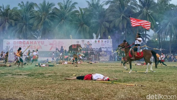 Bupati Jember Hendy Siswanto saat ikut drama kolosal peringati hut ri