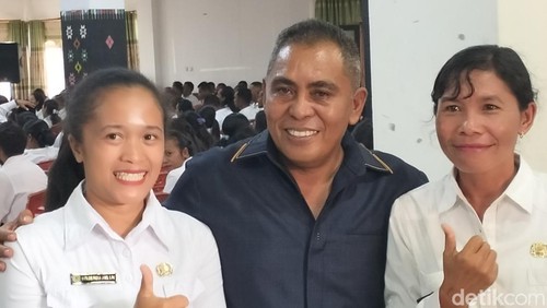 Bupati Manggarai Barat Edistasius Endi berfoto bersama PPPK yang baru diangkat.
