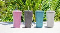 Banyak orang kini terbiasa membawa tumbler minuman sendiri. Paris Hilton pun menawarkan tumbler bling-bling dalam 4 pilihan warna.