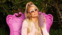 Paris Hilton yang punya acara masak Cooking with Paris di Netflix ini meluncurkan merek alat masaknya sendiri. Tersedia di Amazon, orang-orang bisa membelinya secara online.