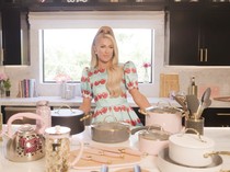 Serba Pink! Paris Hilton Luncurkan Seri Alat Masak Pilihannya