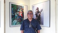 Ini adalah potret Chandra Amin selaku fotografer dari karya-karya yang dipamerkan dalam acara ini.
