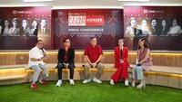 Direktur Consumer Banking CIMB Niaga Noviady Wahyudi berbincang bersama Head of Marketing, Brand and Customer Experience CIMB Niaga Toni Darusman, Brand Strategy & Experience Head CIMB Niaga Muhamad Firdaus Andjar, Musisi dan Komposer Andi Rianto, Aktris & Brand Ambassador CIMB Niaga Sandra Dewi (ketiga kanan), dan Pemenang Kejar Mimpi Rising Start Evelyn Wijaya, pada Press Conference Konser Kejar Mimpi untuk Indonesia di Jakarta.  