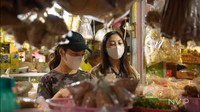 Mereka juga sampai belanja ke pasar tradisional membeli beberapa bahan masakan untuk menu ayam goreng kremes dan seblak cobek. Foto: YouTube Nikita Willy Official