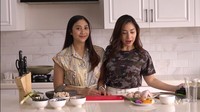 Lewat kanal YouTubenya, kakak beradik Nikita Willy dan Winona Willy membagikan kekompakan saat masak pertama kali. Foto: YouTube Nikita Willy Official