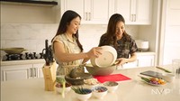 Dapurnya juga rapi, dilengkapi dengan meja luas dan rak-rak berwarna putih. Alat masak tertata rapi. Begitu juga alat untuk menyimpan pisau. Foto: YouTube Nikita Willy Official