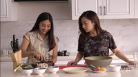 Alat masaknya juga lengkap. Bahkan di dapur di rumah Winona juga menyimpan cobek dari batu untuk membuat sambal. Meskipun Nona menyebut yang biasa masak adalah ART-nya. Foto: YouTube Nikita Willy Official