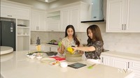 Beginilah penampilan dapur rumah Winona Willy. Dapurnya luas dengan dominasi warna putih sehingga terkesan modern dan kekinian. Foto: YouTube Nikita Willy Official
