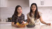 Terakhir, ini adalah hasil ayam goreng kremes dan seblak cobek buatan Nikita Willy dan Winona Willy. Foto: YouTube Nikita Willy Official