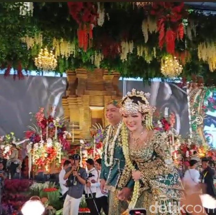 Denny Caknan dan Bella Bonita saat memasuki lokasi ngunduh mantu.