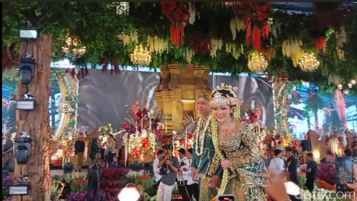 Denny Caknan dan Bella Bonita saat memasuki lokasi ngunduh mantu.