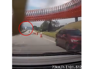 Video Detik-detik Pesawat Jatuh di Jalanan Selangor Malaysia