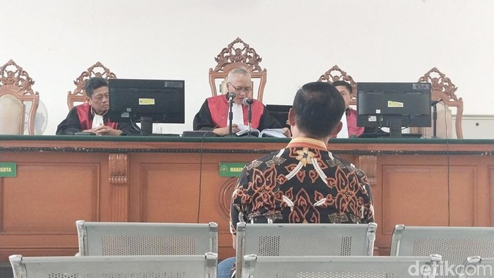 Eks Bupati Cirebon Sunjaya saat mendengarkan vonis kasus suap