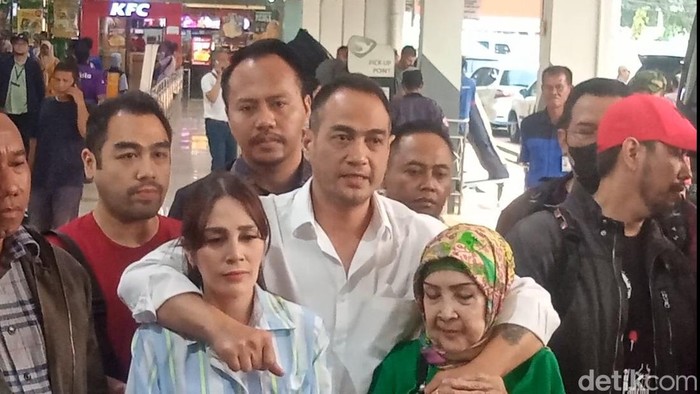 Ferry Irawan ditemui di Bandara Halim Perdanakusuma pada Jumat (18/8/2023).setelah bebas dari penjara.
