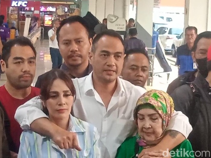 Ferry Irawan ditemui di Bandara Halim Perdanakusuma pada Jumat (18/8/2023).setelah bebas dari penjara.