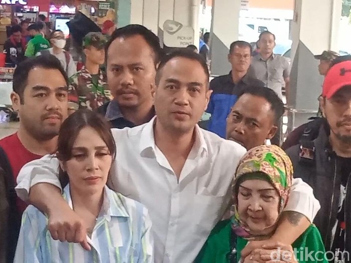 Ferry Irawan saat ditemui media di Bandara Halim Perdanakusumah, Jakarta Timur, pada Jumat (18/8/2023) usai dibebaskan dari penjara.