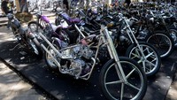 Pengunjung mengamati motor custom yang dipamerkan pada Custom War 2023 di Denpasar, Bali, Jumat (18/8/2023).