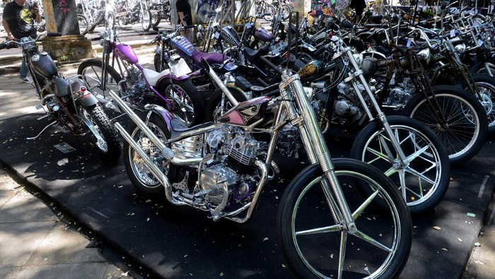 Pengunjung mengamati motor custom yang dipamerkan pada Custom War 2023 di Denpasar, Bali, Jumat (18/8/2023). Festival yang menampilkan sekitar 200 sepeda motor itu diselenggarakan untuk mengapresiasi karya-karya pembuat motor custom dari berbagai daerah di Indonesia sekaligus untuk mendukung perkembangan pariwisata Bali. ANTARA FOTO/Fikri Yusuf/tom.
