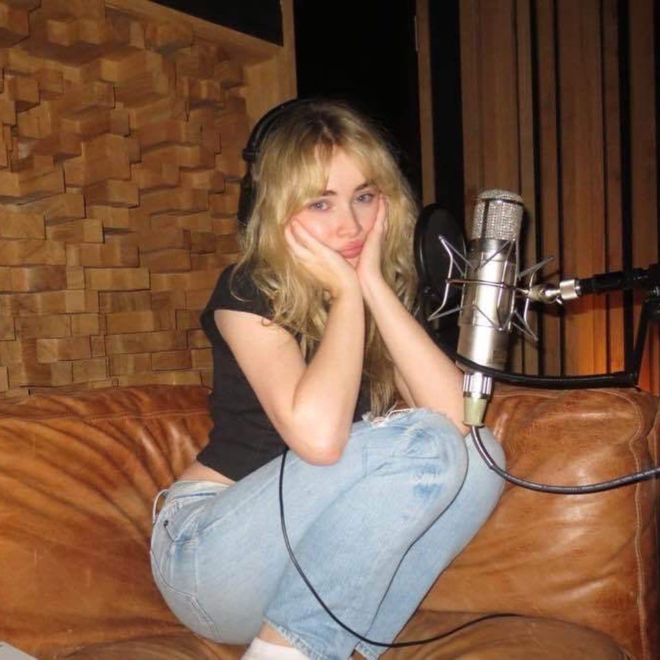 FIFTY FIFTY rilis lagu Cupid (Twin Ver.) (Remix) featuring Sabrina Carpenter.