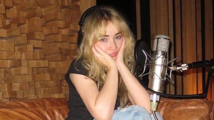 FIFTY FIFTY rilis lagu Cupid (Twin Ver.) (Remix) featuring Sabrina Carpenter.