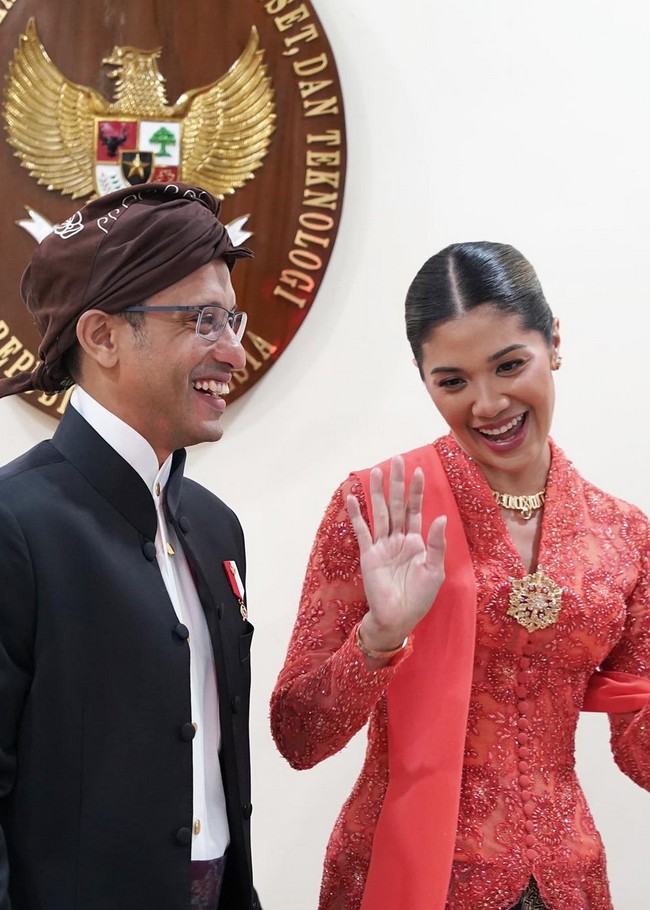 Istri Menteri Pendidikan dan Kebudayaan Nadiem Makarim ini mengenakan kebaya Kartini dari koleksi Svarna by IKAT Indonesia. Kebaya tampak cantik dan mewah dengan hiasan payet serta kristal yang dirangkai membentuk bunga. Foto: Instagram/@frankamakarim
