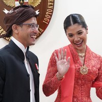 Istri Menteri Pendidikan dan Kebudayaan Nadiem Makarim ini mengenakan kebaya Kartini dari koleksi Svarna by IKAT Indonesia. Kebaya tampak cantik dan mewah dengan hiasan payet serta kristal yang dirangkai membentuk bunga. Foto: Instagram/@frankamakarim